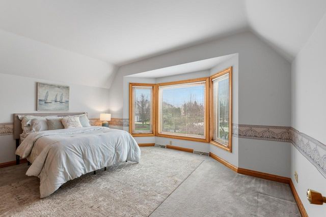 702 Haddonstone PLACE, Mequon, WI 53092