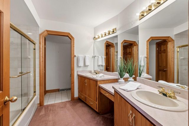 702 Haddonstone PLACE, Mequon, WI 53092