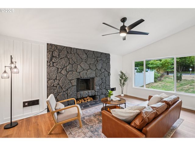 5017 Sw BRUGGER St, Portland, OR 97219