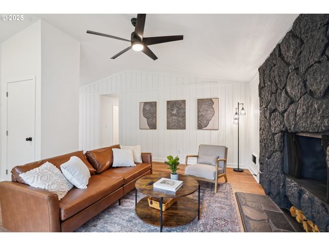 5017 Sw BRUGGER St, Portland, OR 97219