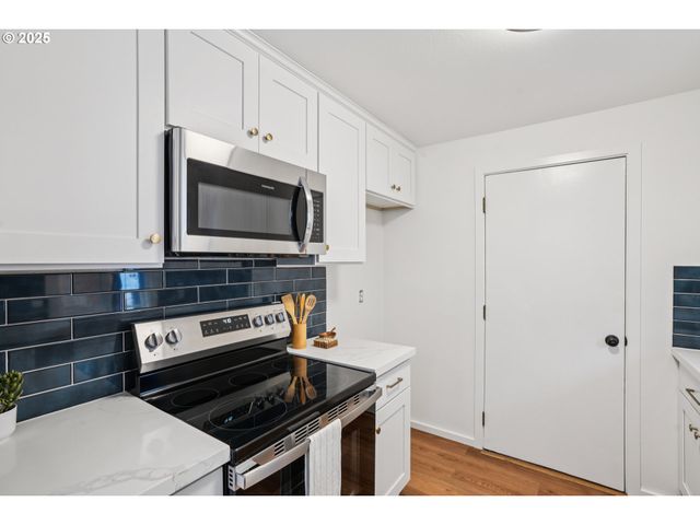 5017 Sw BRUGGER St, Portland, OR 97219