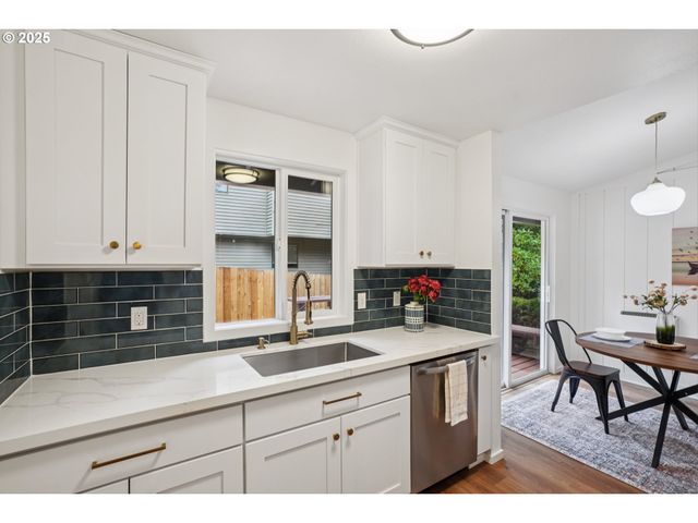 5017 Sw BRUGGER St, Portland, OR 97219