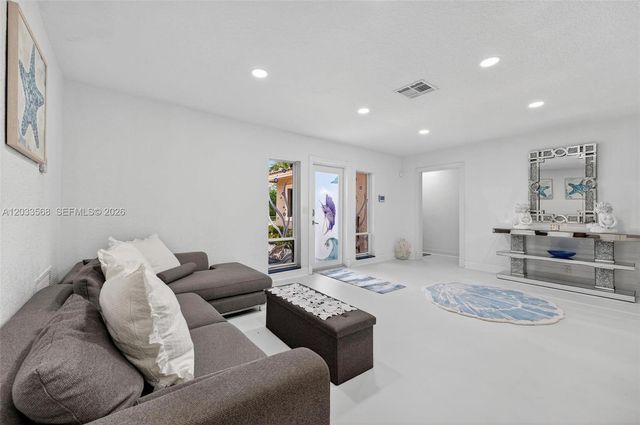 317 S Riverside Dr, Pompano Beach, FL 33062