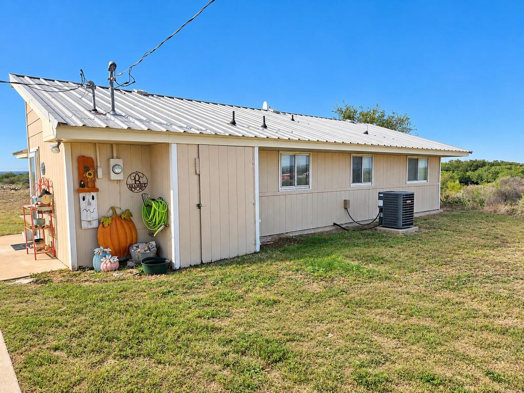 Image 13 of property listing at 7154 Dale Lane, San Angelo, TX 76905