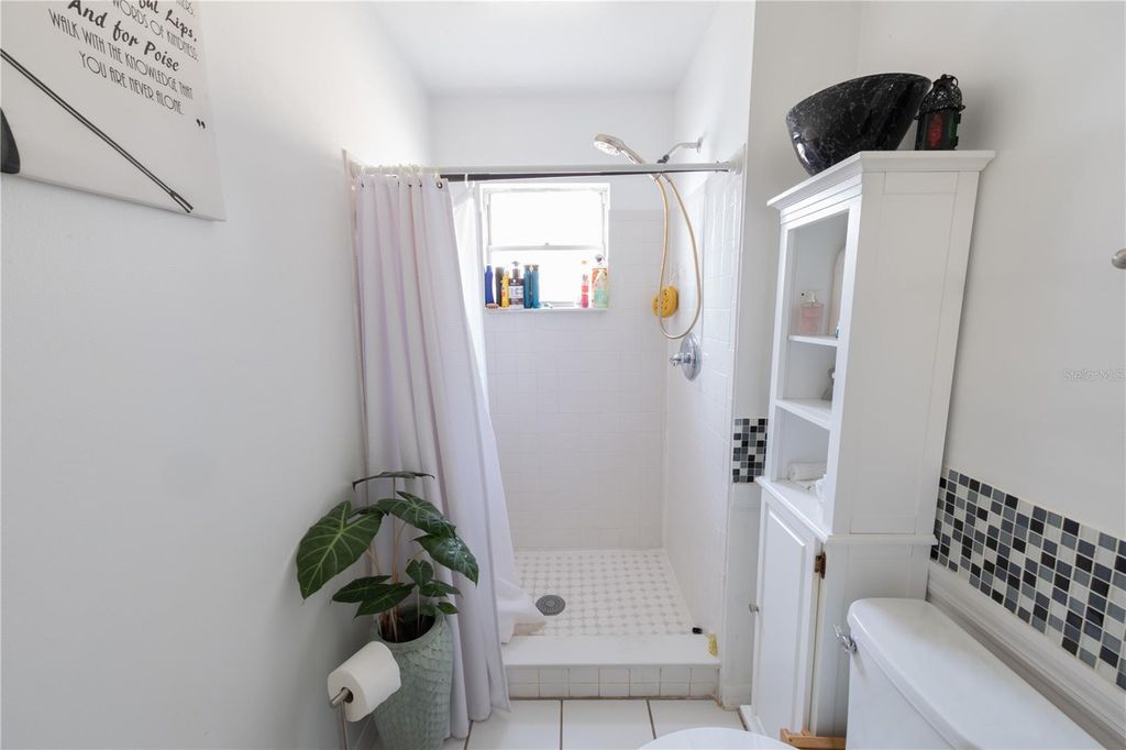 Image 15 of property listing at 5029 LEDGEWOOD WAY, Orlando, FL 32821