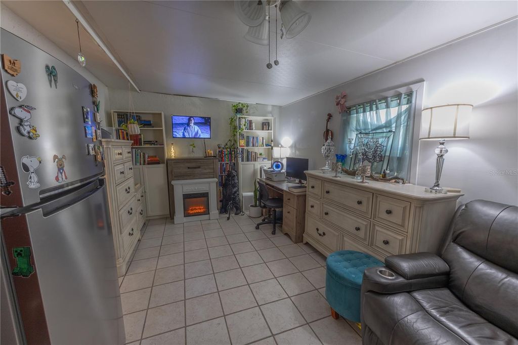 Image 8 of property listing at 5029 LEDGEWOOD WAY, Orlando, FL 32821