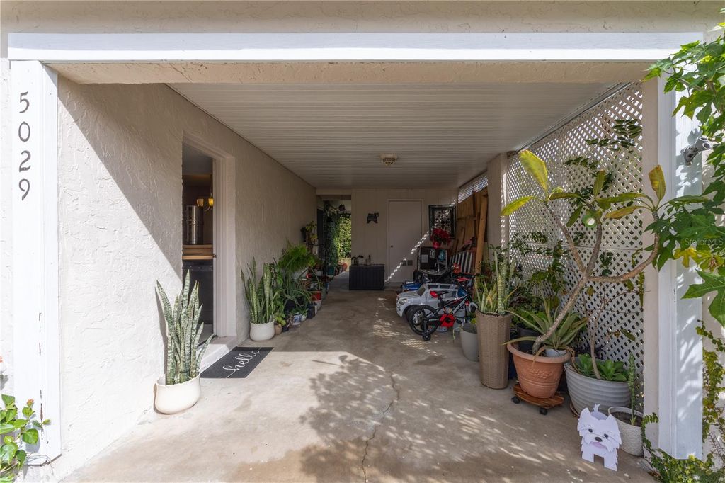 Image 9 of property listing at 5029 LEDGEWOOD WAY, Orlando, FL 32821