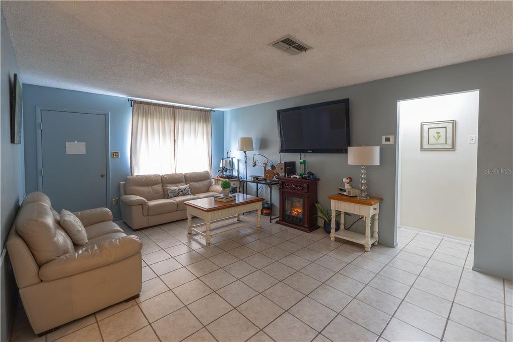 Image 10 of property listing at 5029 LEDGEWOOD WAY, Orlando, FL 32821