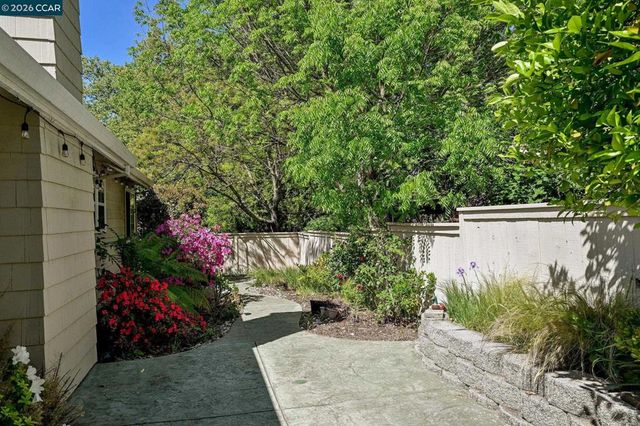 320 Warmcastle Court, Martinez, CA 94553