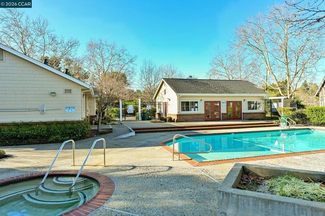 320 Warmcastle Court, Martinez, CA 94553