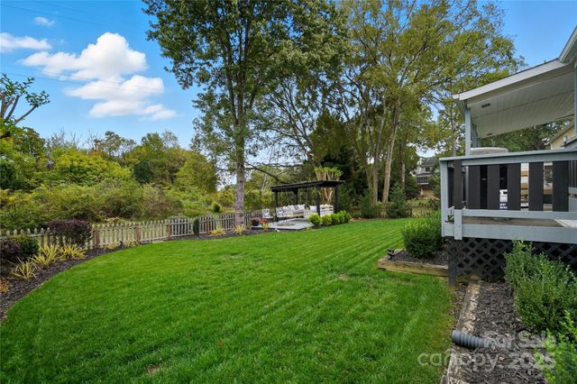 5701 Fairvista Drive, Charlotte, NC 28269