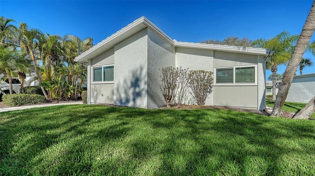 131 WHISPERING SANDS CIRCLE V33, Sarasota, FL 34242