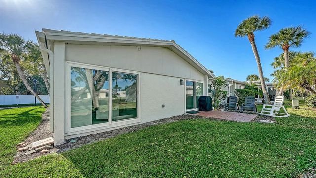 131 WHISPERING SANDS CIRCLE V33, Sarasota, FL 34242