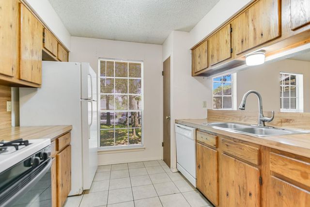 11948 Sunhillow BND A & B, Austin, TX 78758