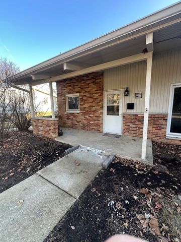 2211 Benjamin Lane, Bloomington, IL 61701