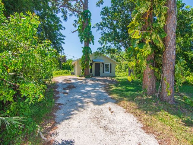 1325 17th Court SW, Vero Beach, FL 32962