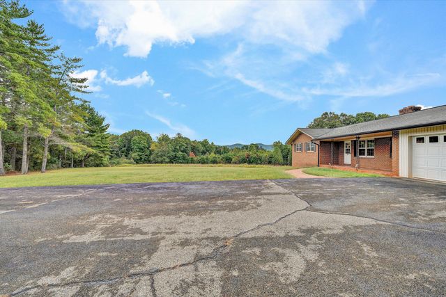 5033 McNeil Mill RD, Rocky Mount, VA 24151