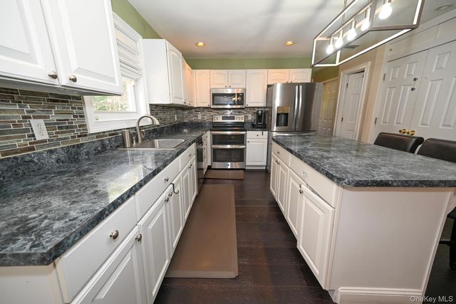 6 Ivy Court, Centereach, NY 11720