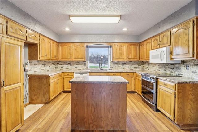 19985 W 119th Street, Olathe, KS 66061