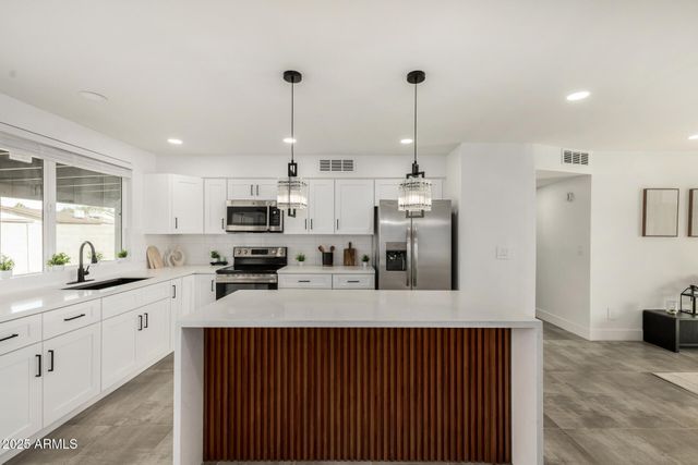 7050 W GARFIELD Street, Phoenix, AZ 85043