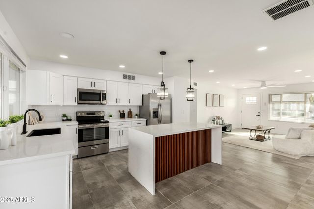 7050 W GARFIELD Street, Phoenix, AZ 85043