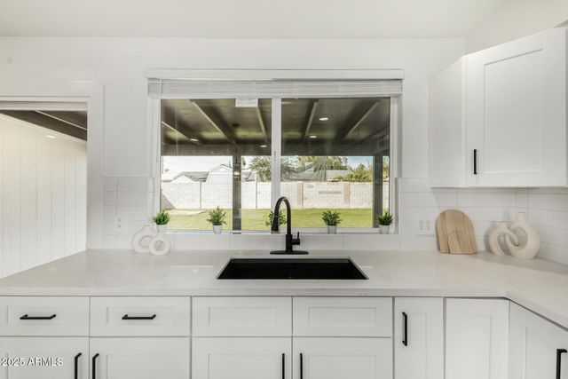 7050 W GARFIELD Street, Phoenix, AZ 85043