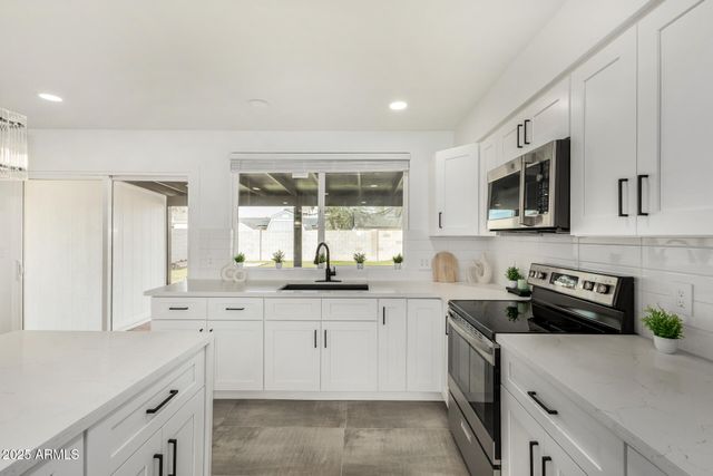 7050 W GARFIELD Street, Phoenix, AZ 85043