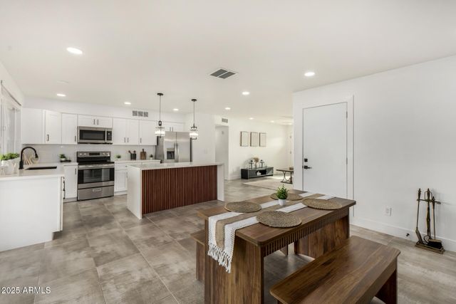 7050 W GARFIELD Street, Phoenix, AZ 85043