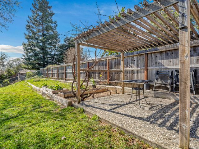 370 River Park Drive, Redding, CA 96003