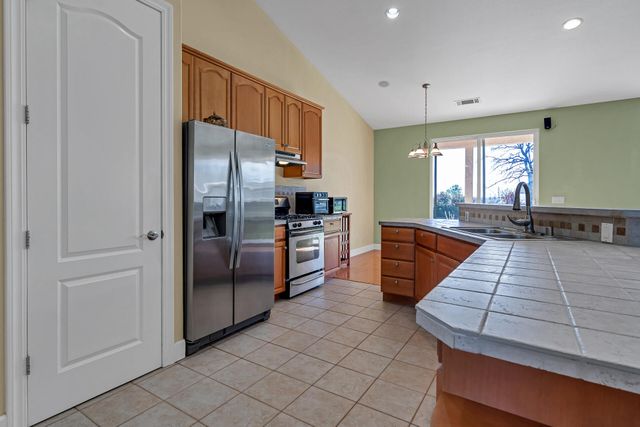 370 River Park Drive, Redding, CA 96003