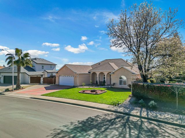 370 River Park Drive, Redding, CA 96003