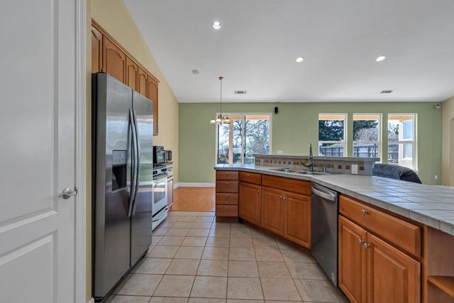 370 River Park Drive, Redding, CA 96003