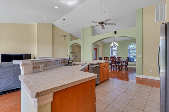 370 River Park Drive, Redding, CA 96003