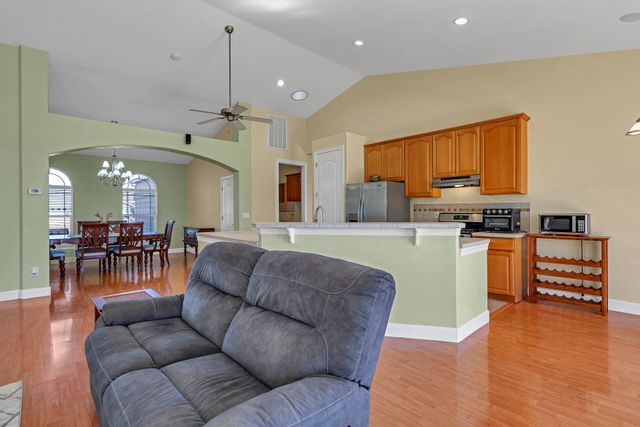 370 River Park Drive, Redding, CA 96003