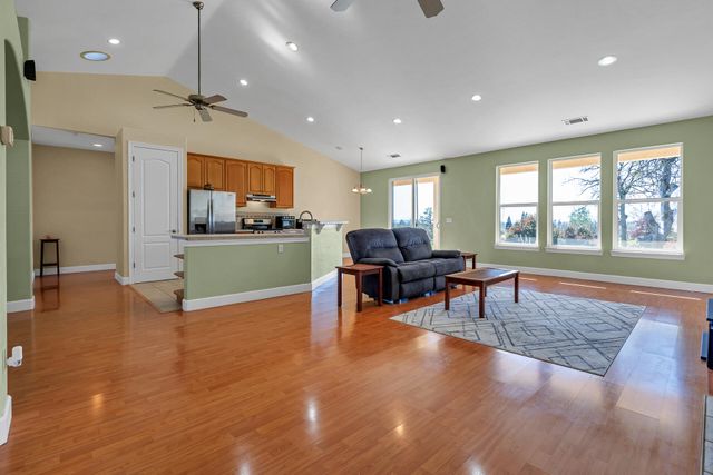 370 River Park Drive, Redding, CA 96003