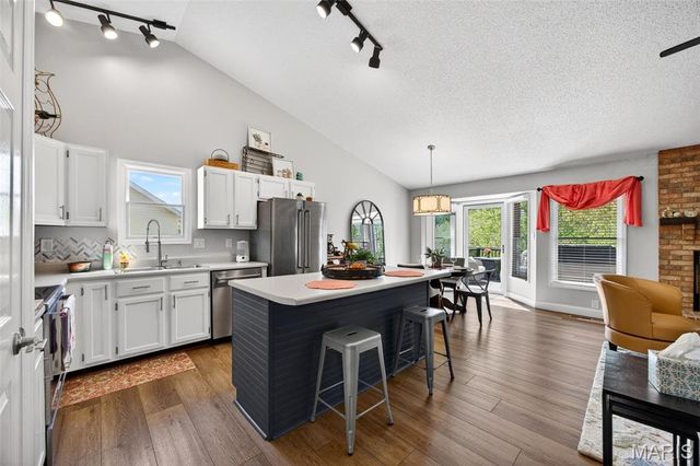 643 Country Squire Circle, St Peters, MO 63376