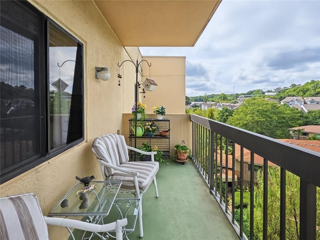 Image 15 of property listing at 1800 Clairmont Lk A703, Decatur, GA 30033
