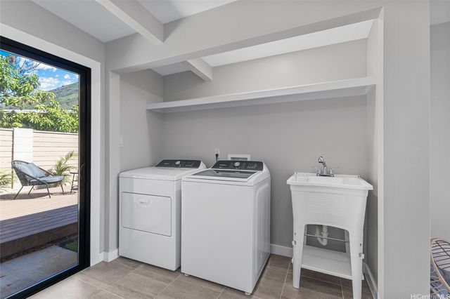 427 Kekupua Street, Honolulu, HI 96825