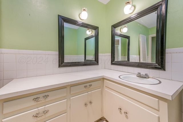 1409 HILLCREST Drive, Canyon, TX 79015