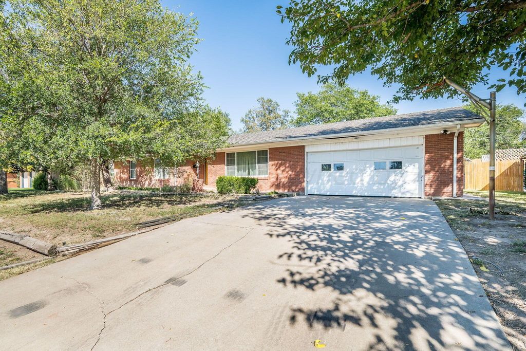 1409 HILLCREST Drive, Canyon, TX 79015