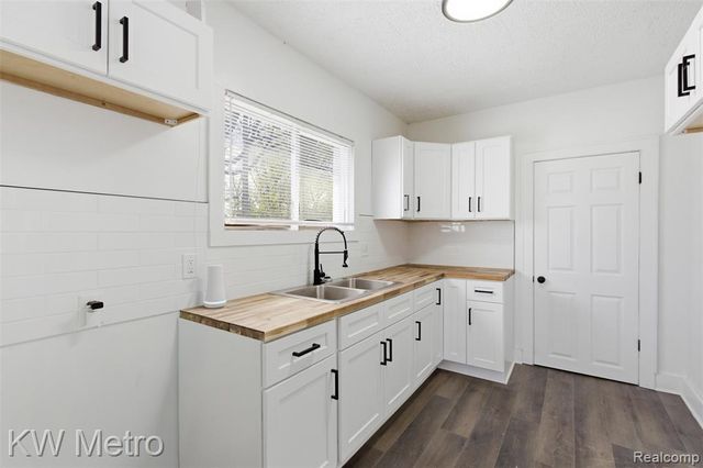 15881 Winthrop Street, Detroit, MI 48227