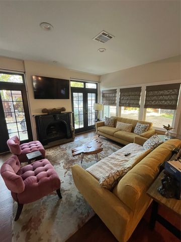 420 E Franklin Street, Grapevine, TX 76051