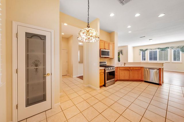 2713 Robinson Creek Ln, Elk Grove, CA 95758