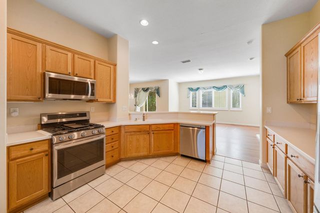 2713 Robinson Creek Ln, Elk Grove, CA 95758