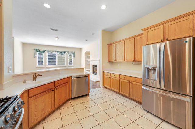 2713 Robinson Creek Ln, Elk Grove, CA 95758