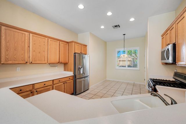 2713 Robinson Creek Ln, Elk Grove, CA 95758