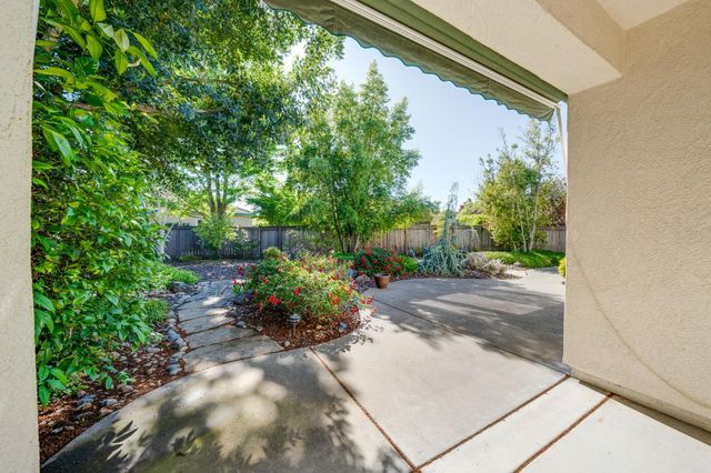 2713 Robinson Creek Ln, Elk Grove, CA 95758