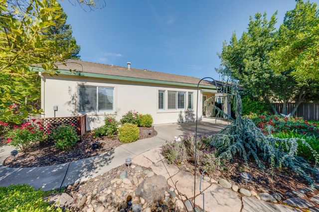 2713 Robinson Creek Ln, Elk Grove, CA 95758