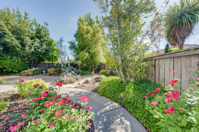 2713 Robinson Creek Ln, Elk Grove, CA 95758