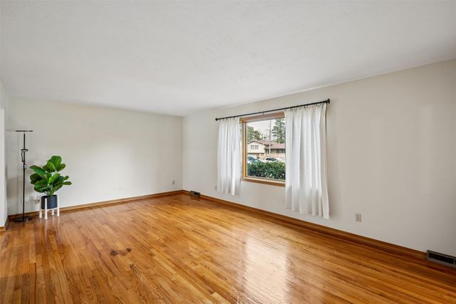 2906 39th Street, Des Moines, IA 50310